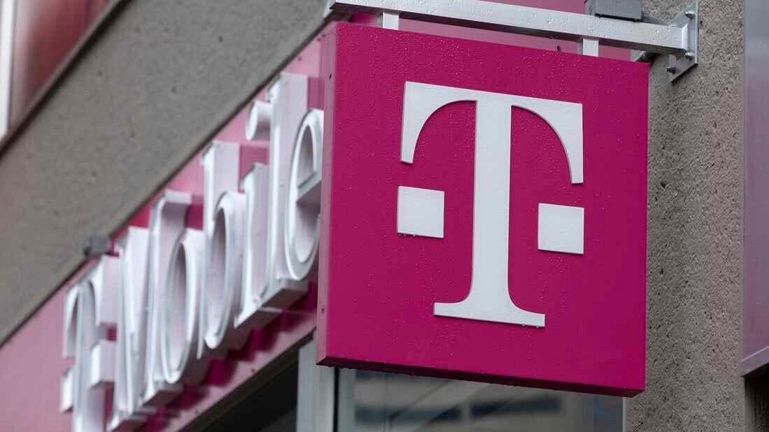 Οι εκπρόσωποι της T-Mobile βρίσκονται υπό πίεση να πετύχουν συγκεκριμένους στόχους πωλήσεων σύμφωνα με τους σημερινούς υπαλλήλους που εργάζονται για την εταιρεία - Κορυφαίος εκπρόσωπος της T-Mobile λέει ότι είναι "έχω δει περισσότερες απάτες εδώ από οπουδήποτε αλλού έχω πάει μέχρι τώρα"