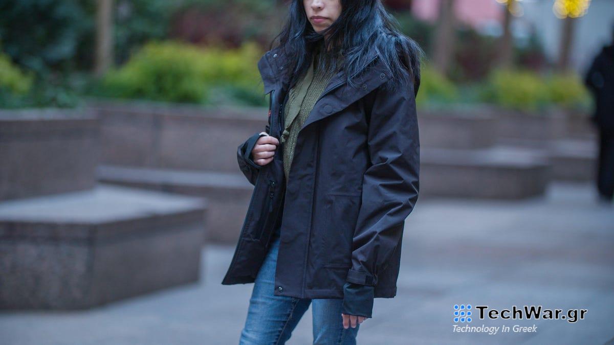 Αυτό το θερμαινόμενο μπουφάν 300$ με άφησε να ανατριχιάζω αλλά καθάρισε τέλεια τα γυαλιά μου
