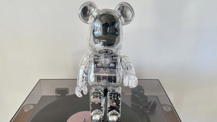 Δοκίμασα το ακριβό αλλά εκκεντρικό ηχείο Bearbrick Bluetooth και δεν The BE@RBRICK Audio stood on top of a vinyl player
