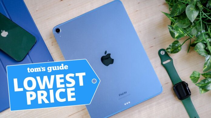 Δράσε γρήγορα! Το iPad Air μόλις έφτασε στο χαμηλότερο επίπεδο iPad Air shown next to iPhone and Apple Watch