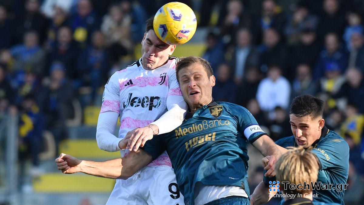 Dusan Vlahovic (R) wins a header ahead of the Juventus vs Frosinone live stream