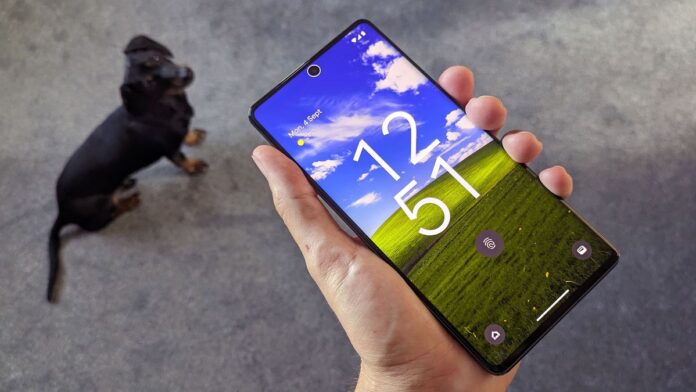 Η Google και η Samsung αποκαλύπτουν τον αντίπαλο AirDrop για Google Pixel 7 Pro phone with Windows XP Bliss wallpaper expanded vertically