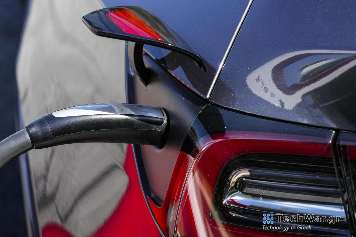 Η Tesla φέρεται να κατασκευάζει ένα συμπαγές crossover με την κωδική ονομασία «Redwood»
