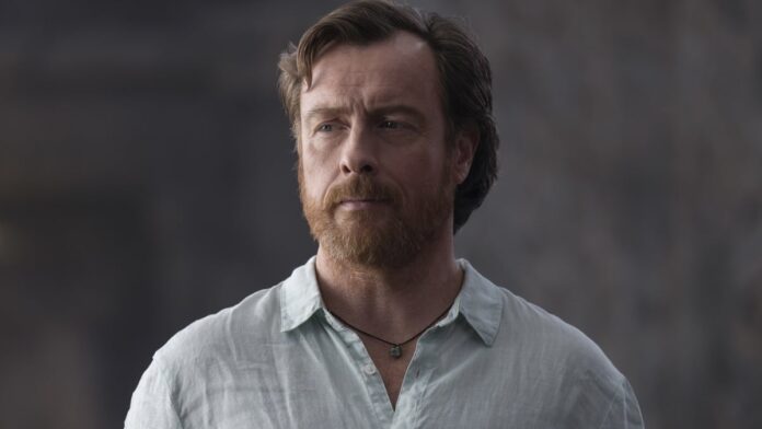 Ο Toby Stephens καταρρίπτει τη μεγάλη θυσία του Ποσειδώνα στο 
