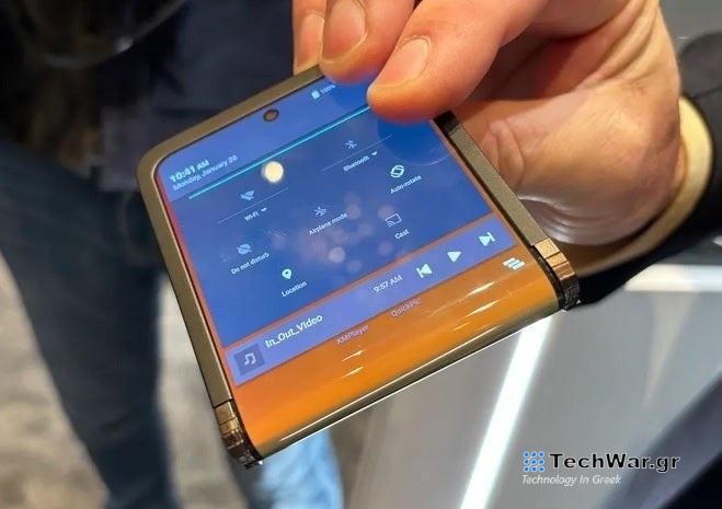 Flex-in-&-Out-Flip-Smartphonegreece