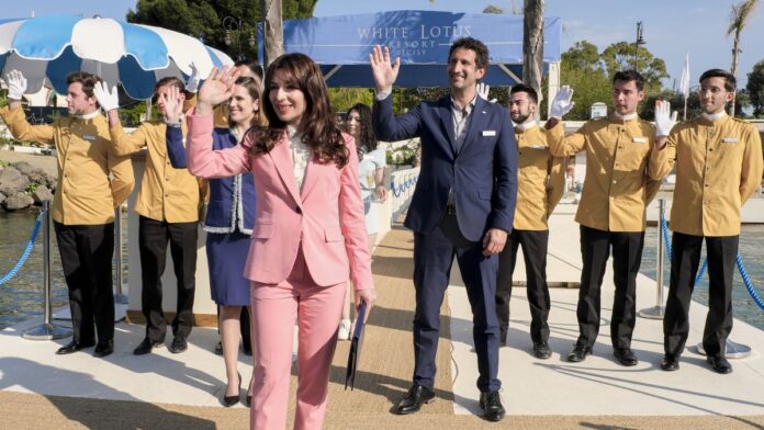 Πώς να ακυρώσετε τη συνδρομή σας στο Binge Image of cast from the White Lotus Season 2 waving