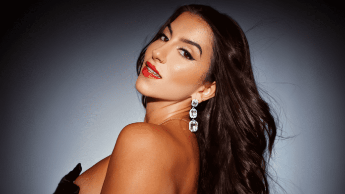 Το OnlyFans πρωταγωνιστεί στο ημερολόγιο AVN του 2024 της Lena the Plug
