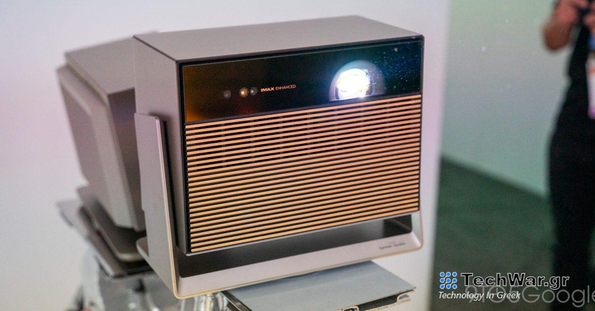 Χέρι με το ευέλικτο και όμορφο Xgimi Horizon Max
