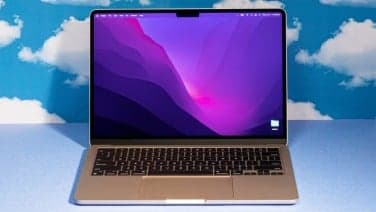 το m2 macbook air ανοιχτό στην αρχική οθόνη