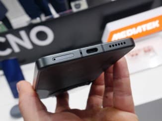Το Camon 30 Premier έχει μεταλλικό σκελετό με επίπεδες πλευρές