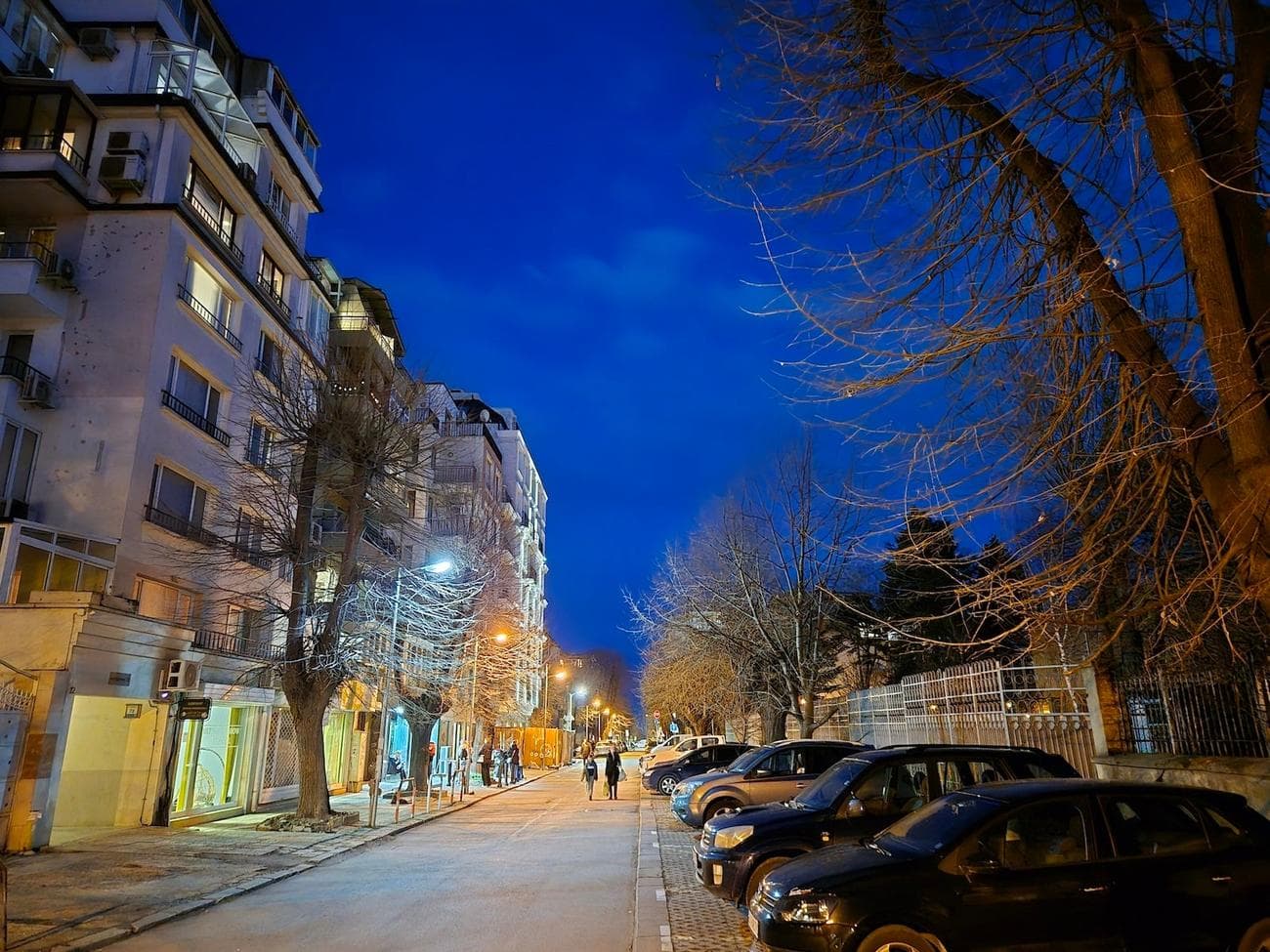 Τραβήχτηκε με κύρια κάμερα Galaxy S24 τη νύχτα χρησιμοποιώντας αυτόματες ρυθμίσεις. Ο ουρανός σίγουρα ΔΕΝ είχε αυτό το χρώμα στην πραγματική ζωή. - Το Galaxy S24 της Samsung μετά τη διαφημιστική εκστρατεία: Άλλαξε το μυαλό μου; Και είναι η τεχνητή νοημοσύνη μεγάλη υπόθεση;