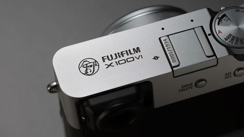 Η Fujifilm ανανεώνει μια λατρεία κλασική με την ταχύτερη συμπαγή κάμερα X100VI $1.600