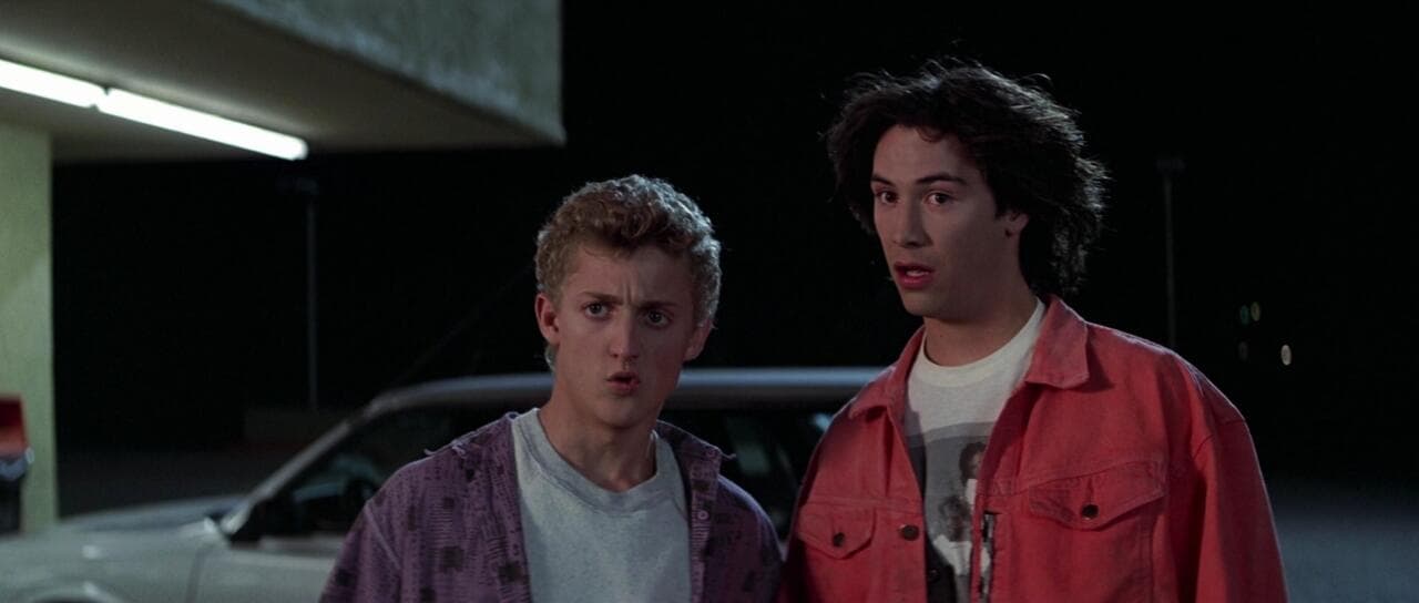 Λαμβάνοντας υπόψη τα περίεργα πράγματα που συμβαίνουν στο Circle K, ο Bill και ο Ted χειρίζονται την όλη κατάσταση εξαιρετικά καλά.