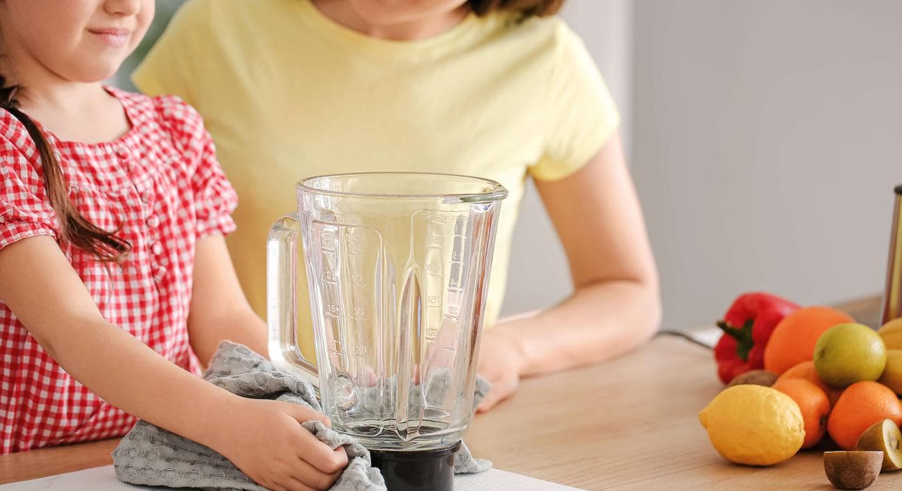 Μητέρα και κόρη στεγνώνουν ένα μπλέντερ