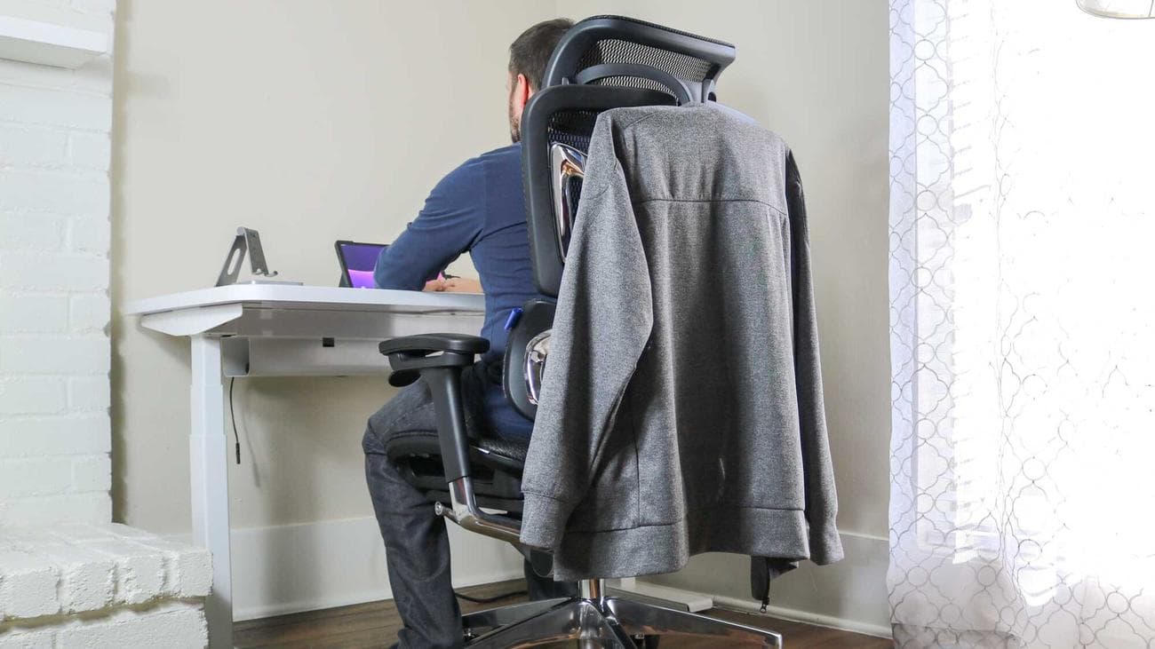 Κρεμάστε ένα σακάκι στο πίσω μέρος του OdinLake Ergo Butterfly 753 χρησιμοποιώντας την πίσω μπάρα του