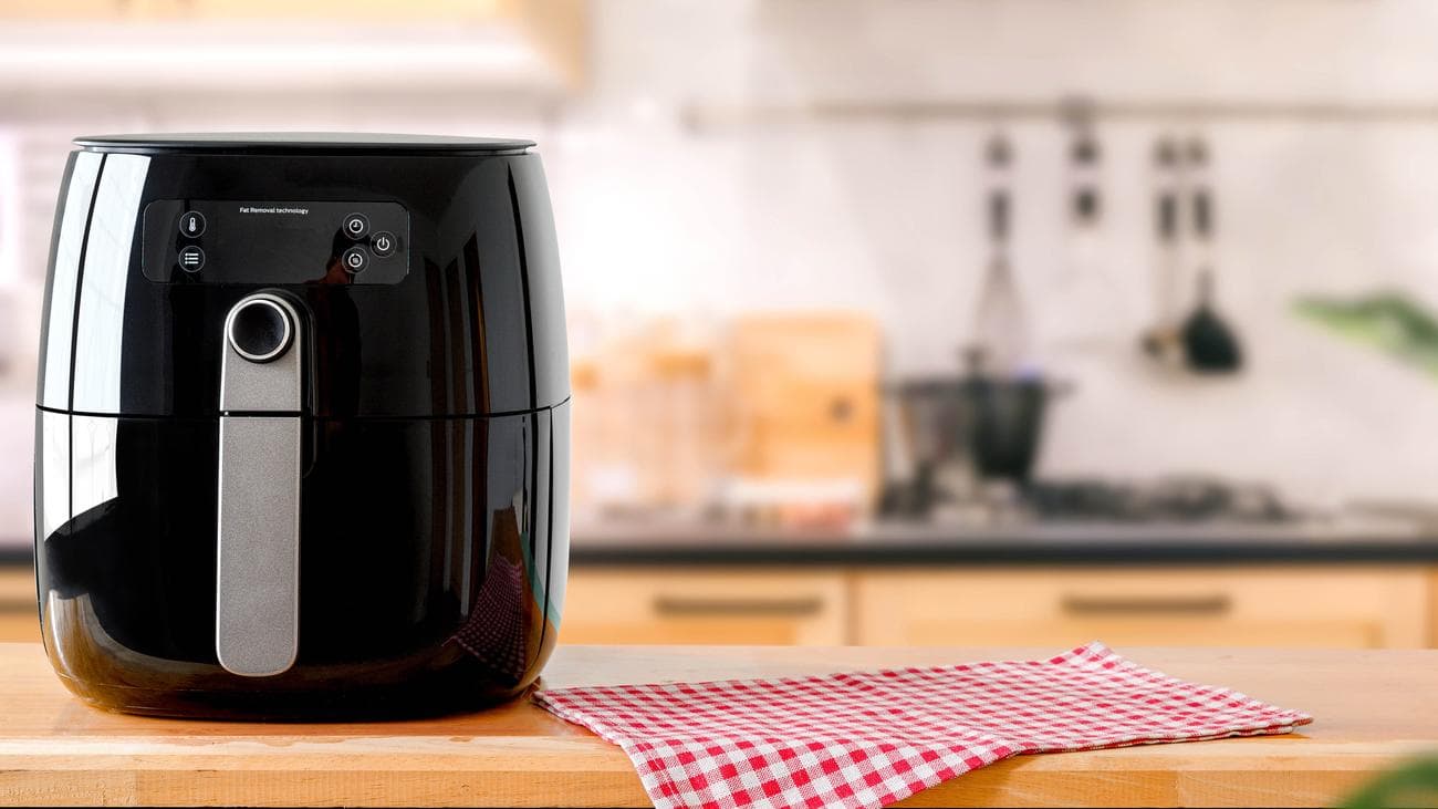 Φριτέζα αέρα με πετσέτα πιάτων