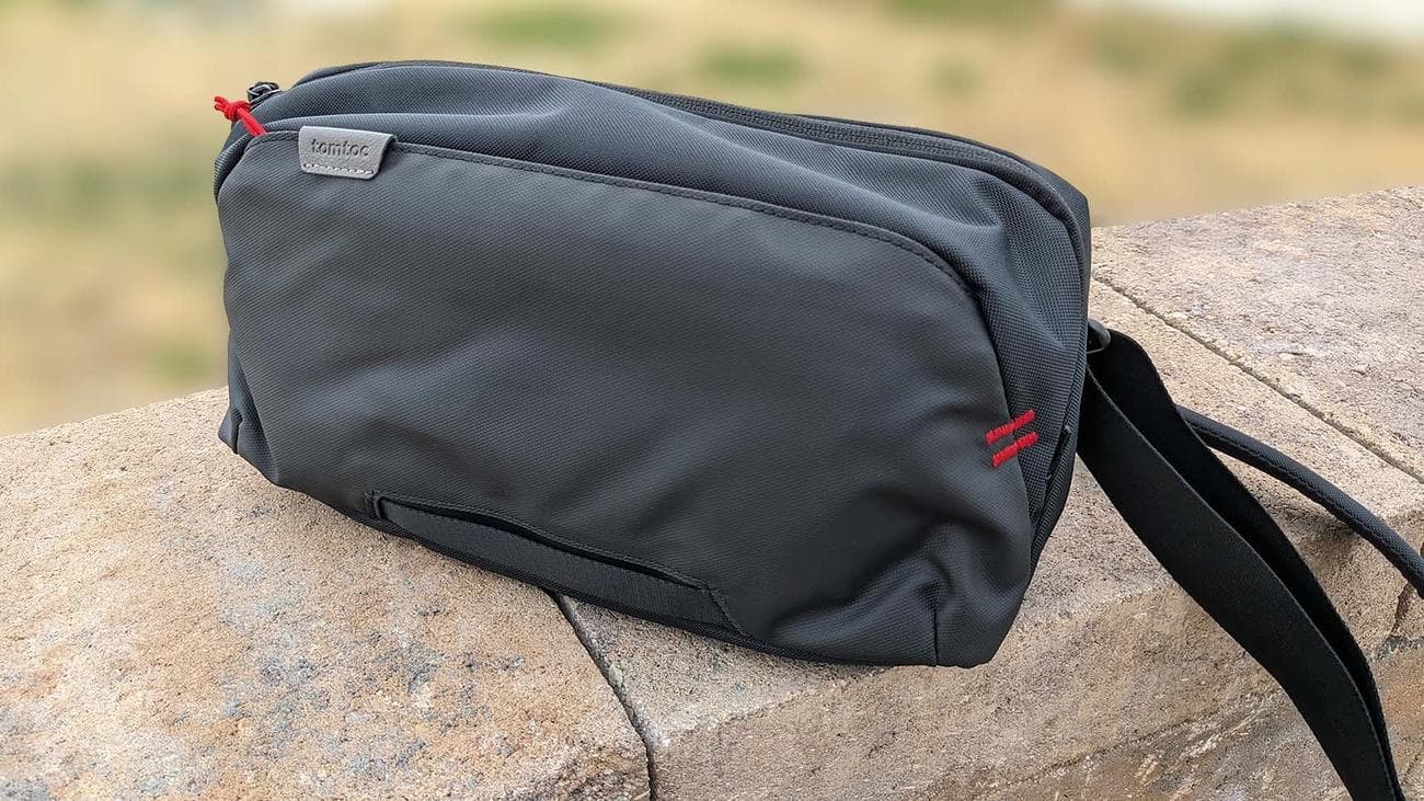 Θήκη μεταφοράς Tomtoc στην μπροστινή πλευρά.