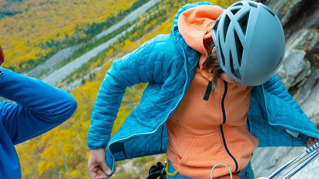 Patagonia Nano Puff Jacket που φορούσε ένας ορειβάτης στο πλάι σε ένα βουνό.