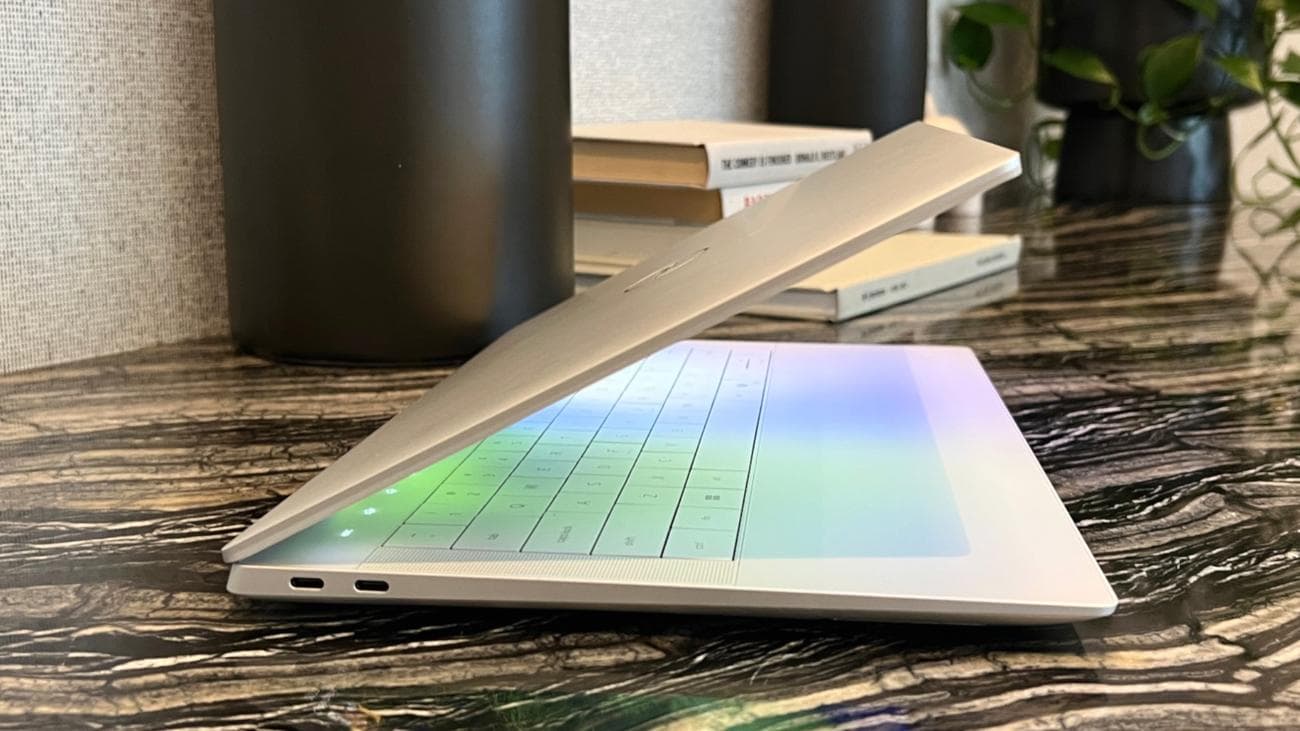 Dell XPS 14 στην αριστερή πλευρά