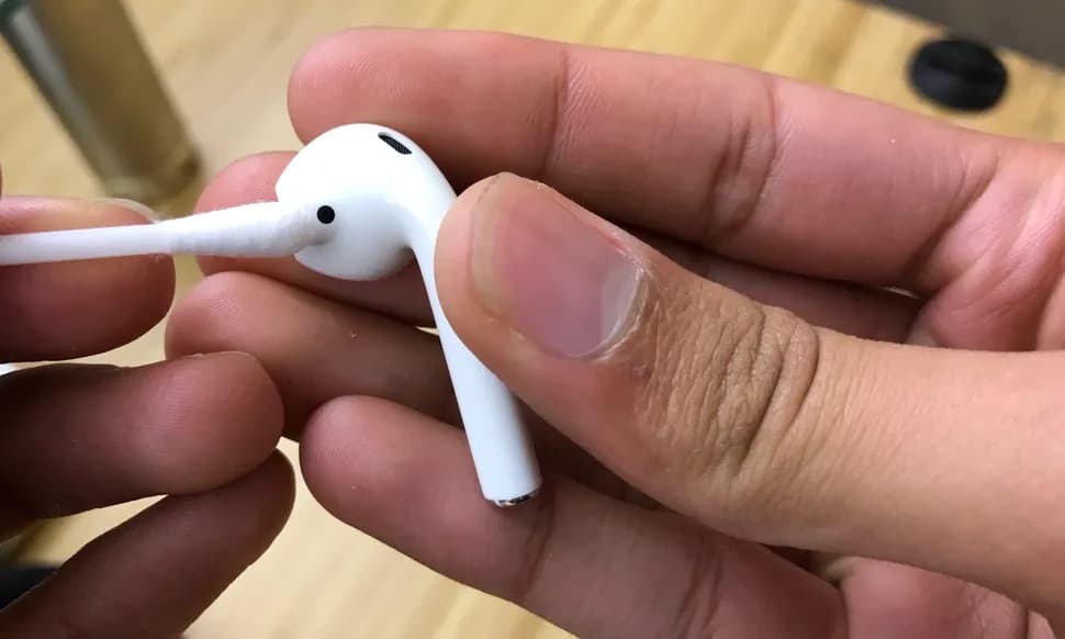 Καθαρισμός AirPods με βαμβάκι