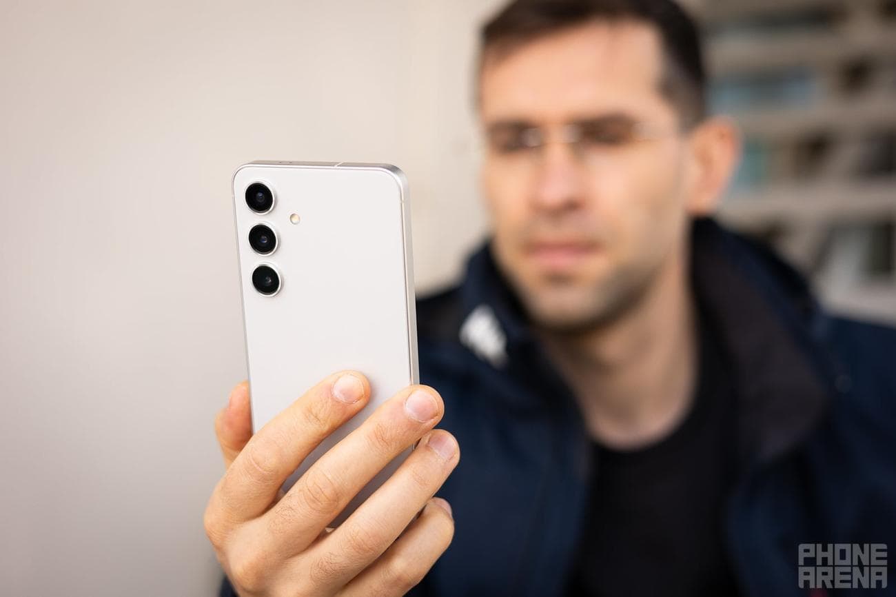 Συνοπτικά, μια έκκληση προς όλους τους κατασκευαστές τηλεφώνων - να φτιάξετε πιο συμπαγή τηλέφωνα! - Το Galaxy S24 της Samsung μετά τη διαφημιστική εκστρατεία: Άλλαξε το μυαλό μου; Και είναι η τεχνητή νοημοσύνη μεγάλη υπόθεση;