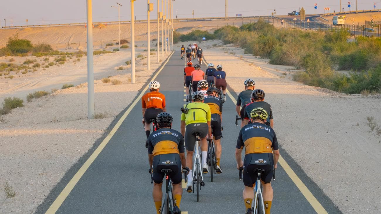 Η συγγραφέας Jessica ιππεύει με μια ομάδα στην έρημο Al Wathba