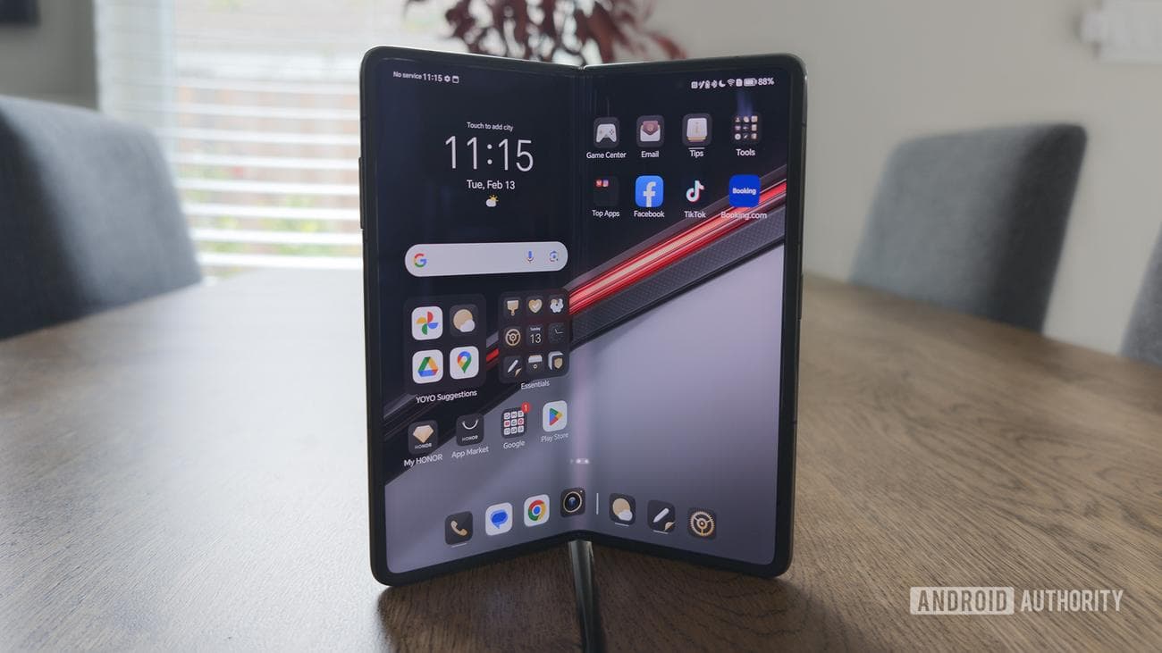 Λειτουργία βιβλίου HONOR Magic V2 RSR Porsche Edition στο τραπέζι