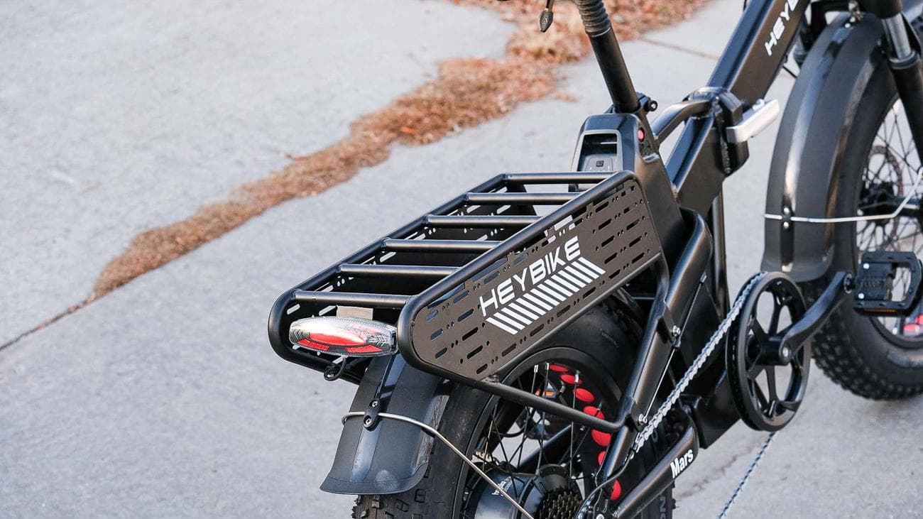 Heybike Mars 2.0 στο πεζοδρόμιο