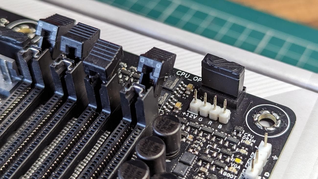 Μητρική ASUS ROG STRIX B650-A Gaming WiFi με κεφαλίδα RGB 4 ακίδων και μονάδες DIMM