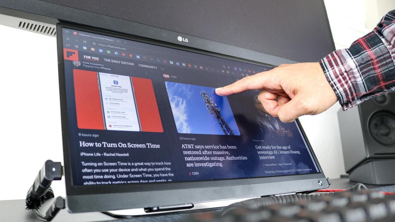 Ανάγνωση των ειδήσεων σε οθόνη αφής συνδεδεμένη σε επιτραπέζιο υπολογιστή