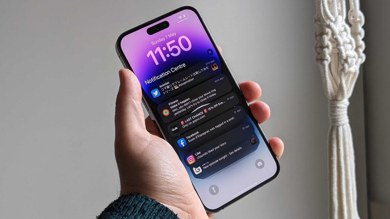 Ένα άτομο κρατά ένα iPhone 14 Pro στο χέρι του.