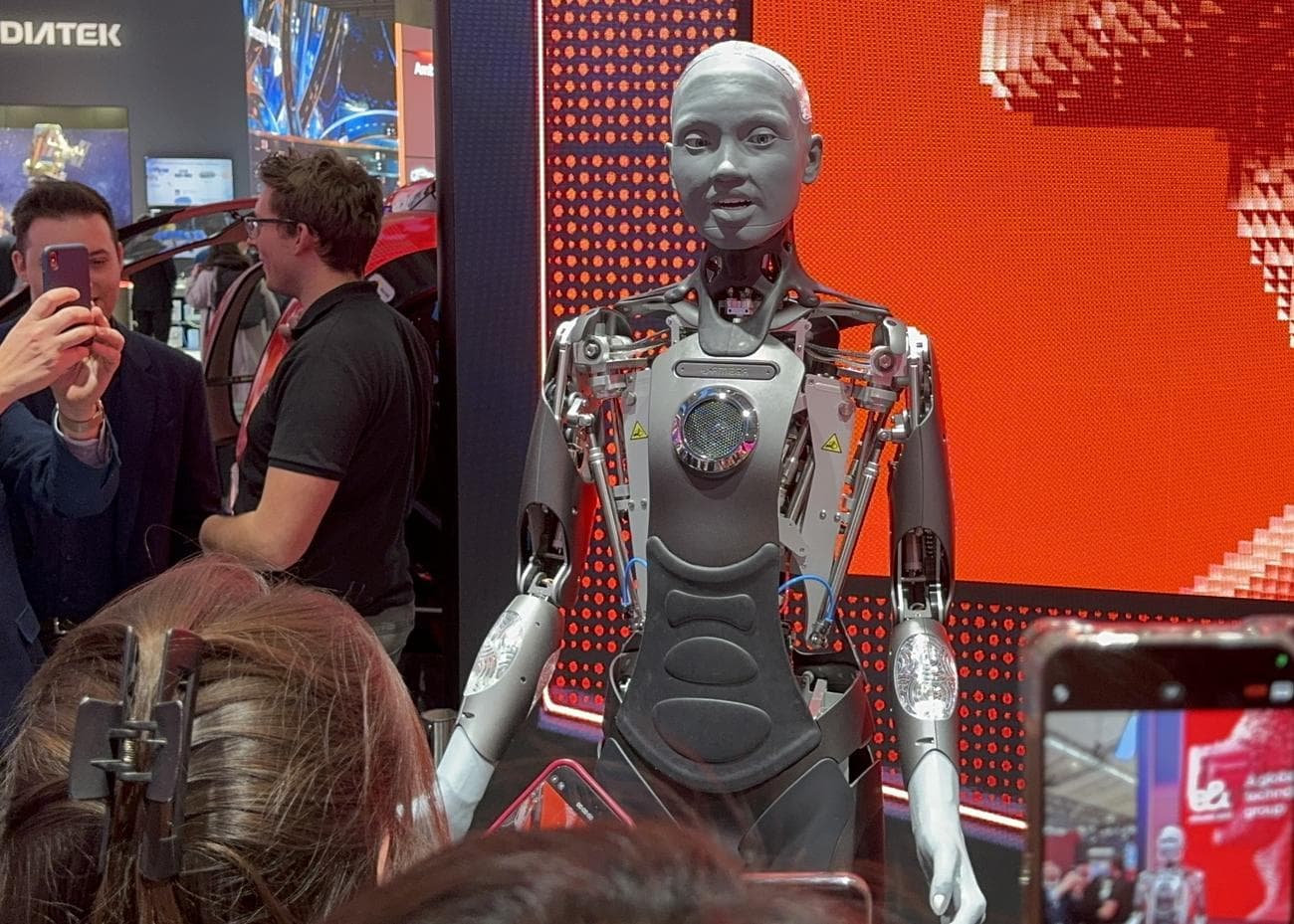 μια φωτογραφία του ρομπότ Ameca gen 2 στο MWC 2024
