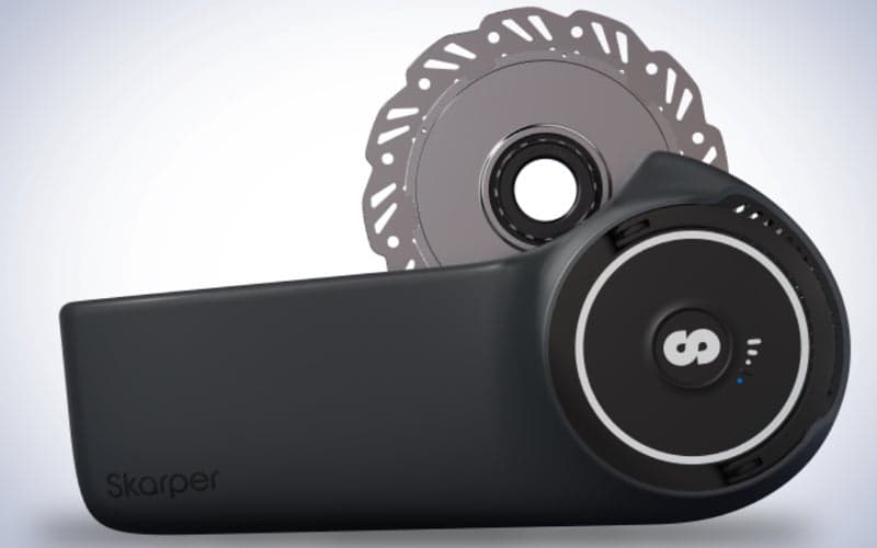 Κιτ μετατροπής e-bike Skarper σε απλό λευκό φόντο.