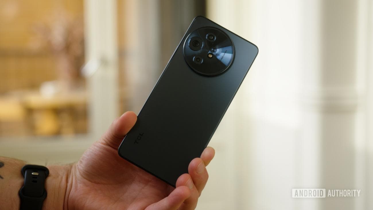 TCL 50 XL NXTPAPER 5G πίσω στο χέρι