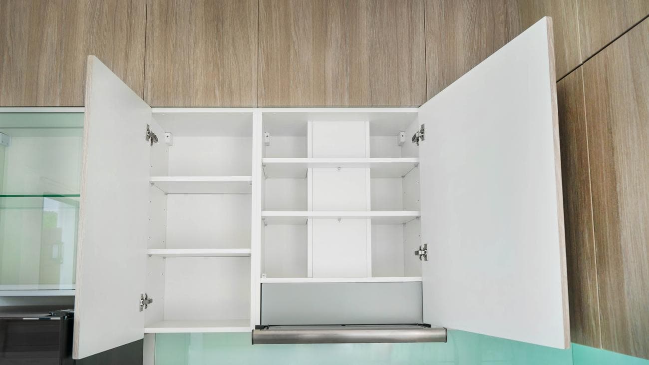 Άδειο ντουλάπι κουζίνας