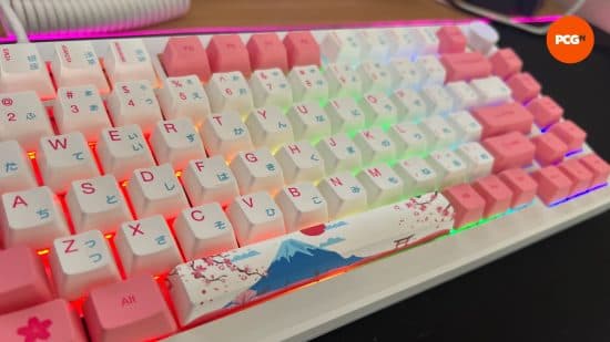 Μια αριστερή όψη του πληκτρολογίου gaming Akko MOD007B