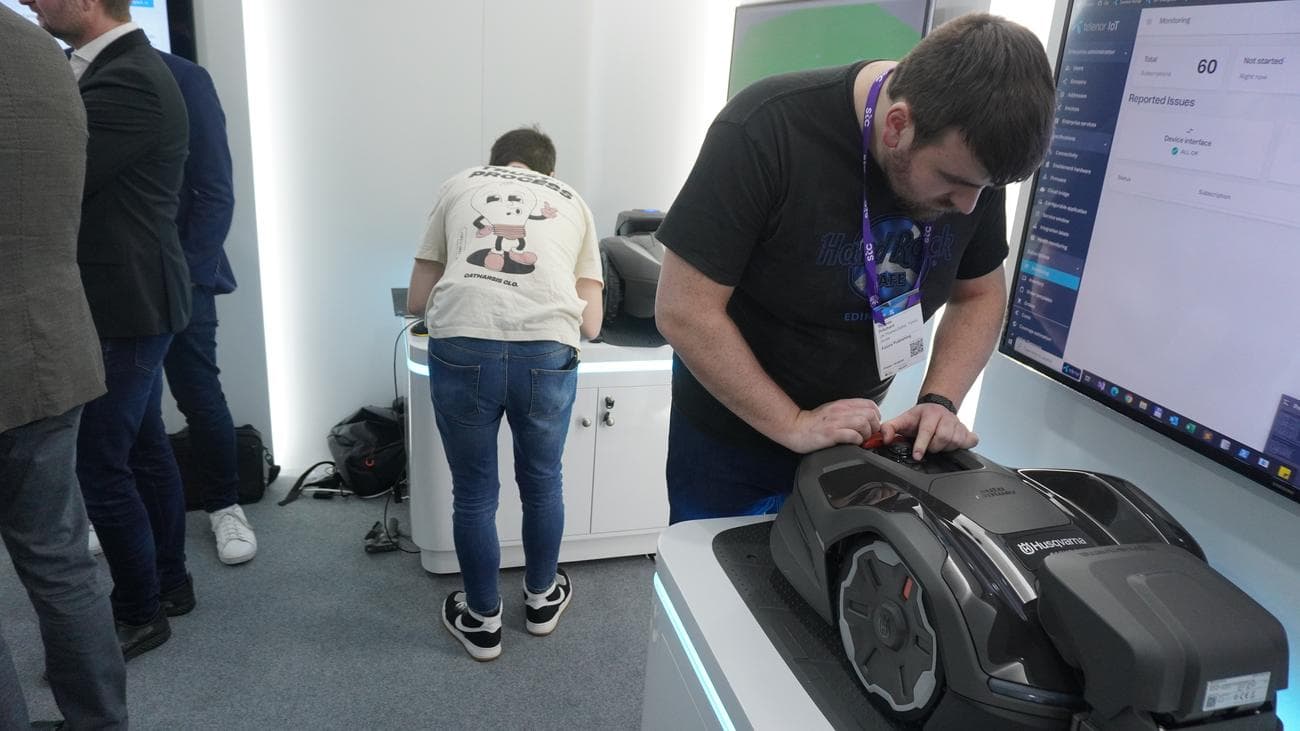 χαμός που τρέχει σε χλοοκοπτικό husqvarna