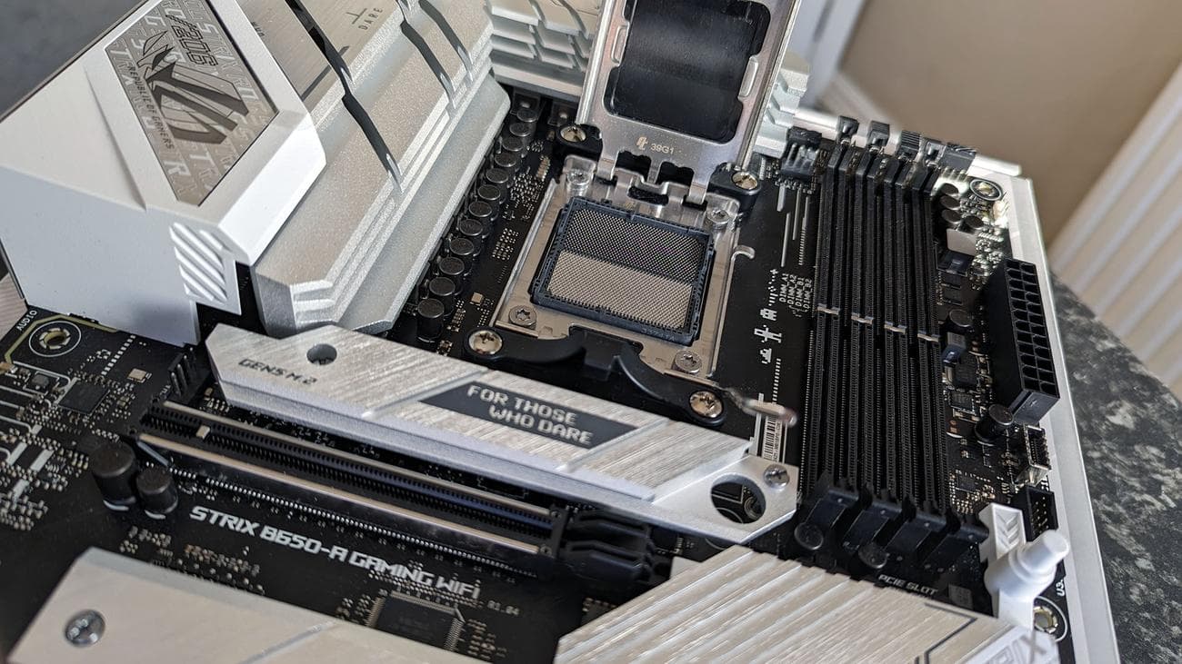 Μητρική πλακέτα ASUS ROG STRIX B650-A Gaming Wifi με ανοιχτή υποδοχή AM5 και ορατές ακίδες