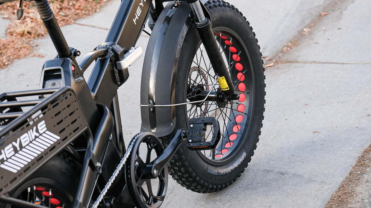 Heybike Mars 2.0 στο πεζοδρόμιο