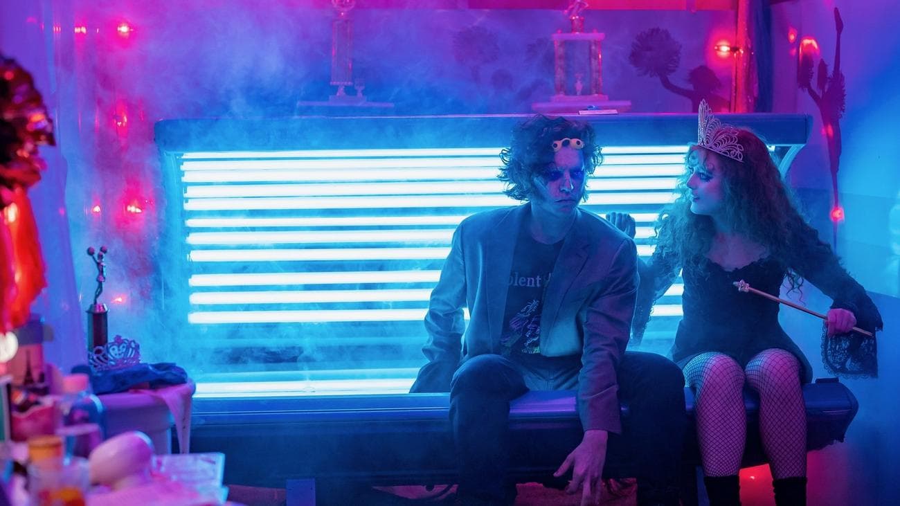 Η Kathryn Newton ως Lisa Swallows και ο Cole Sprouse ως The Creature in "Λίζα Φρανκενστάιν."