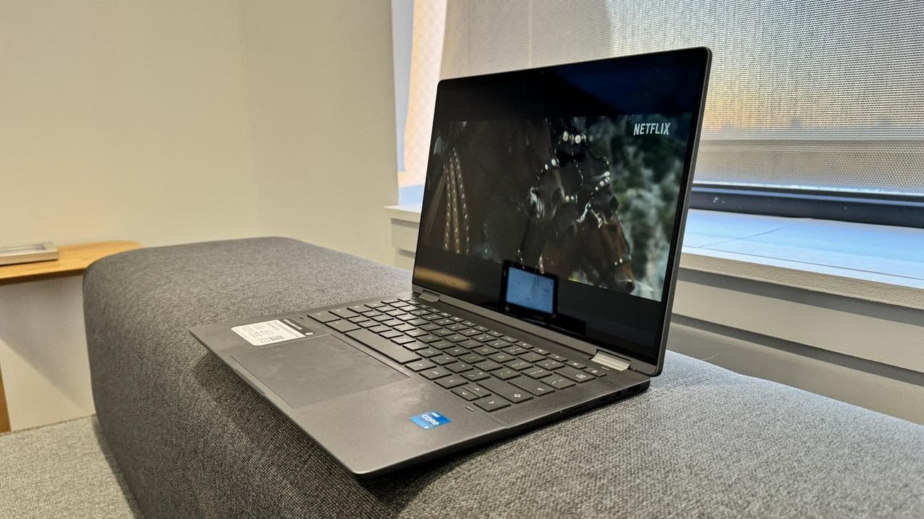 HP Chromebook Plus x360 14c σε καναπέ