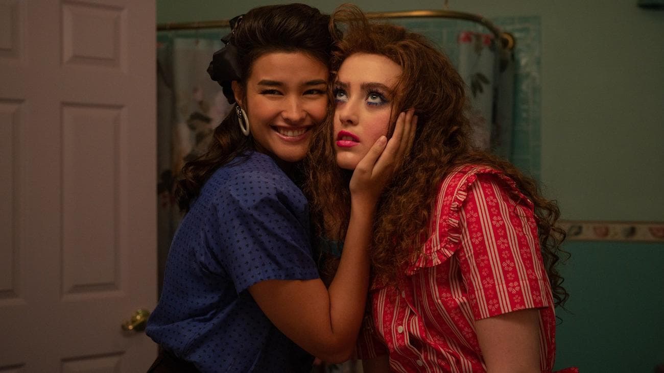 Η Kathryn Newton ως Lisa Swallows και η Liza Soberano ως Taffy in "Λίζα Φρανκενστάιν."