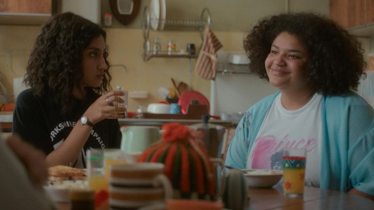 Δύο φοιτητές του πανεπιστημίου κάθονται στην κουζίνα τους.