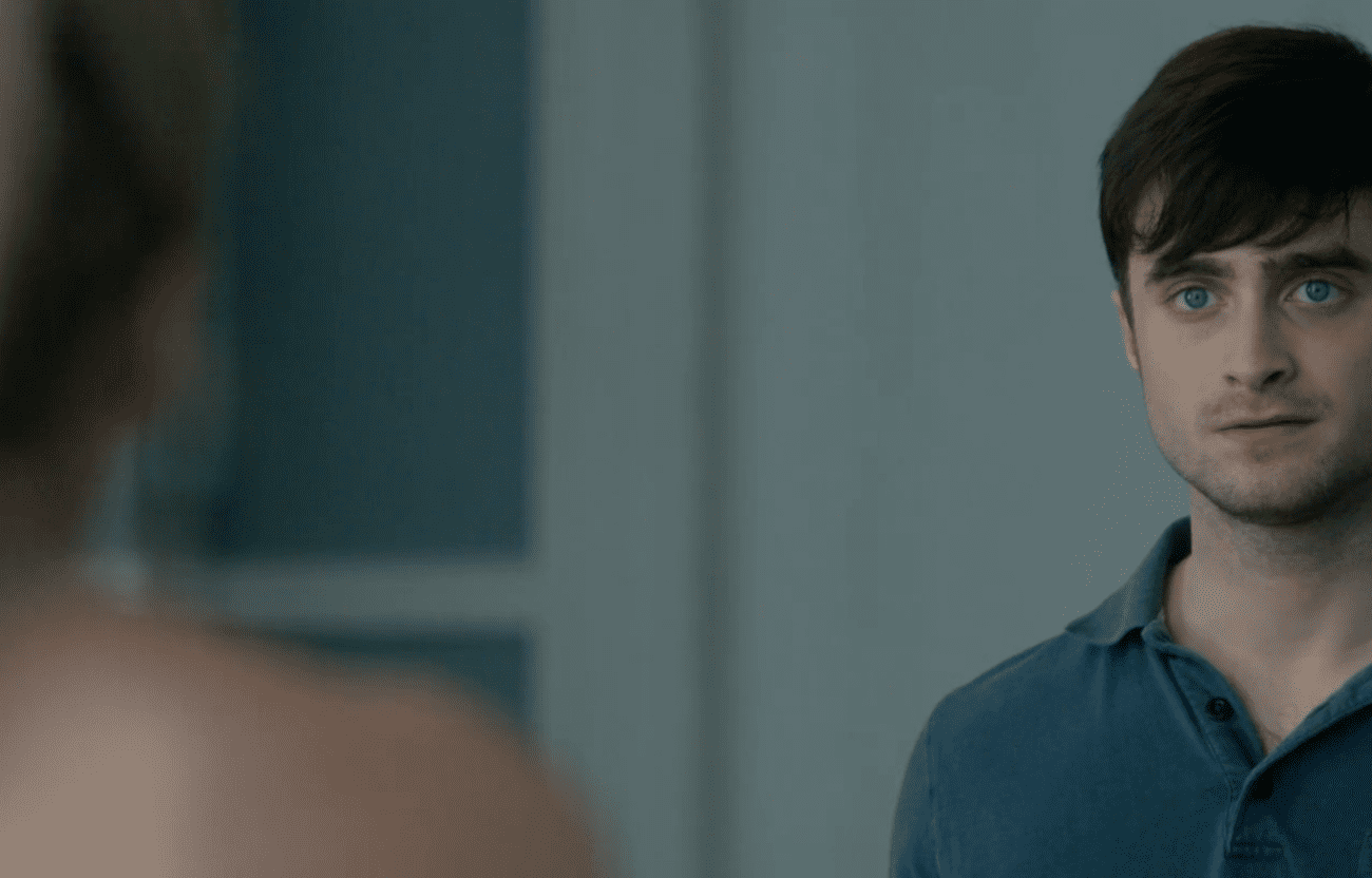 Ένα κοντινό πλάνο στην αντανάκλαση του ηθοποιού Daniel Radcliffe σε έναν καθρέφτη στην ταινία "Κι αν."