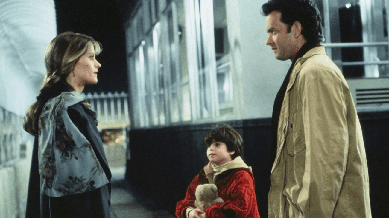 Ένας άνδρας, μια γυναίκα και ένα νεαρό αγόρι που φορούν αδιάβροχα μιλούν. 