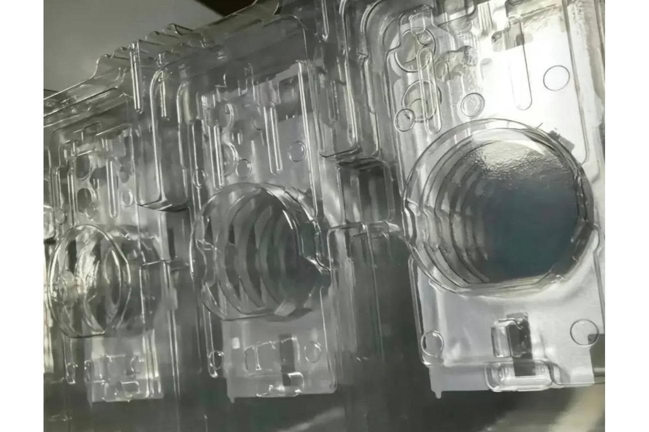 Οι κατασκευαστές αξεσουάρ ετοιμάζονται ήδη για την κυκλοφορία του iPhone 16 - Το καλούπι iPhone 16 που διέρρευσε παρουσιάζει ένα σχέδιο που έχει κολλήσει το 2017