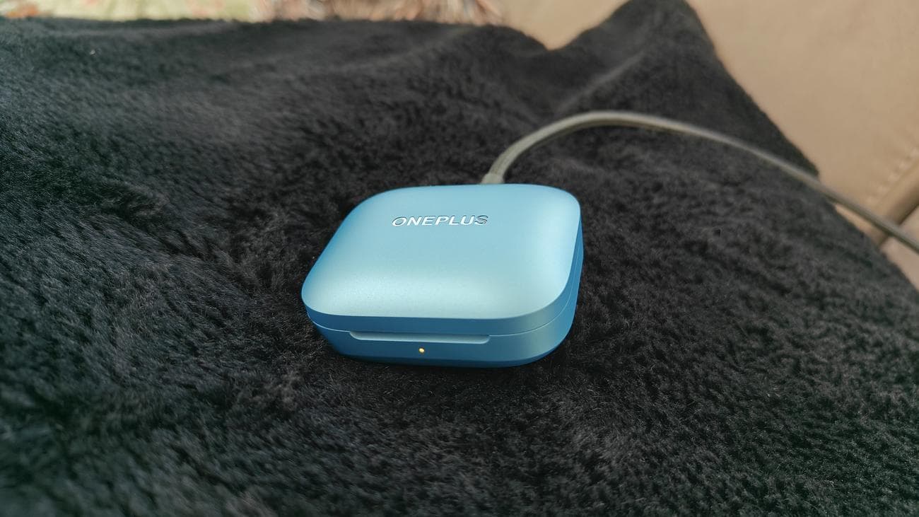 Το OnePlus Buds 3 φαίνεται συνδεδεμένο σε καλώδιο φόρτισης USB-C