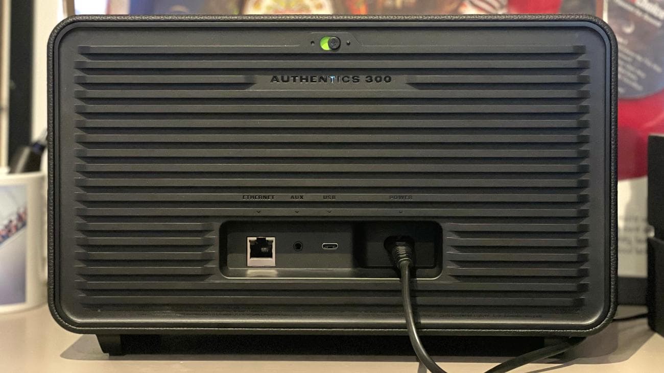 Ηχείο JBL Authentics 300 που δείχνει θύρες συνδεσιμότητας στο πίσω μέρος