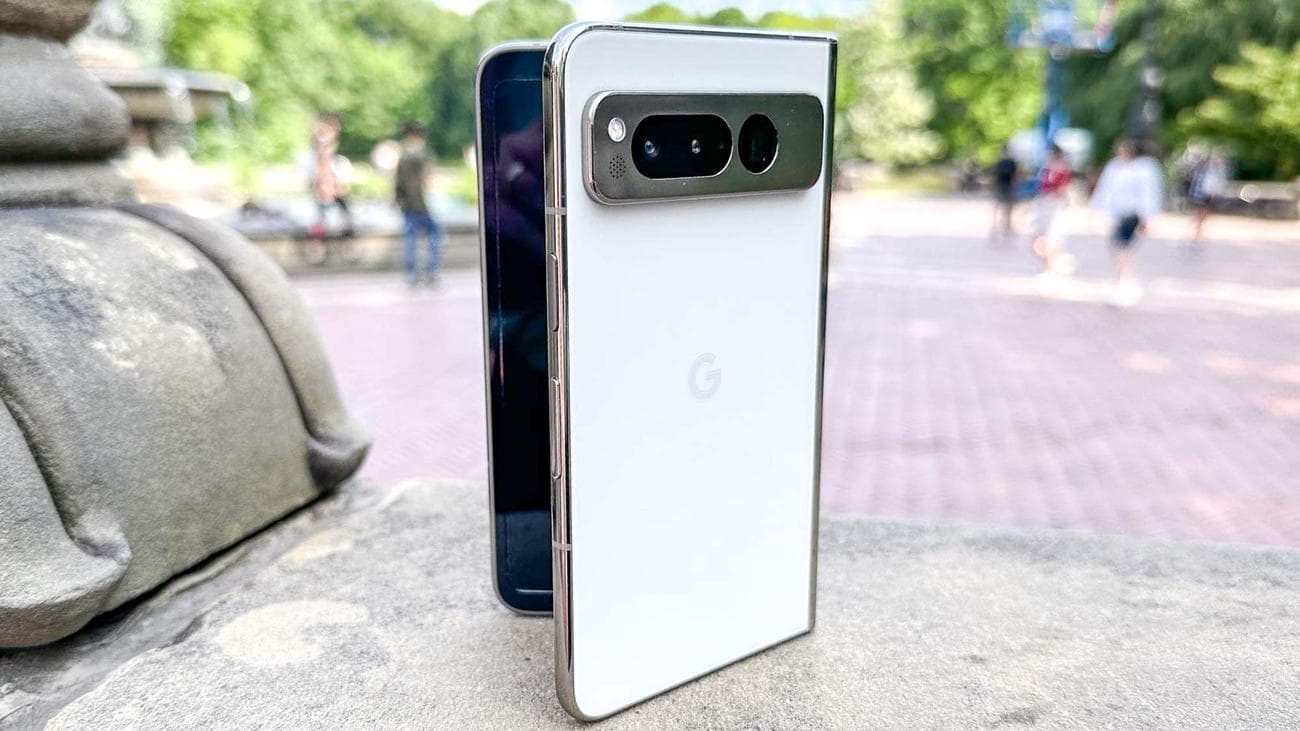 Το Google Pixel Fold εμφανίζεται στο χέρι