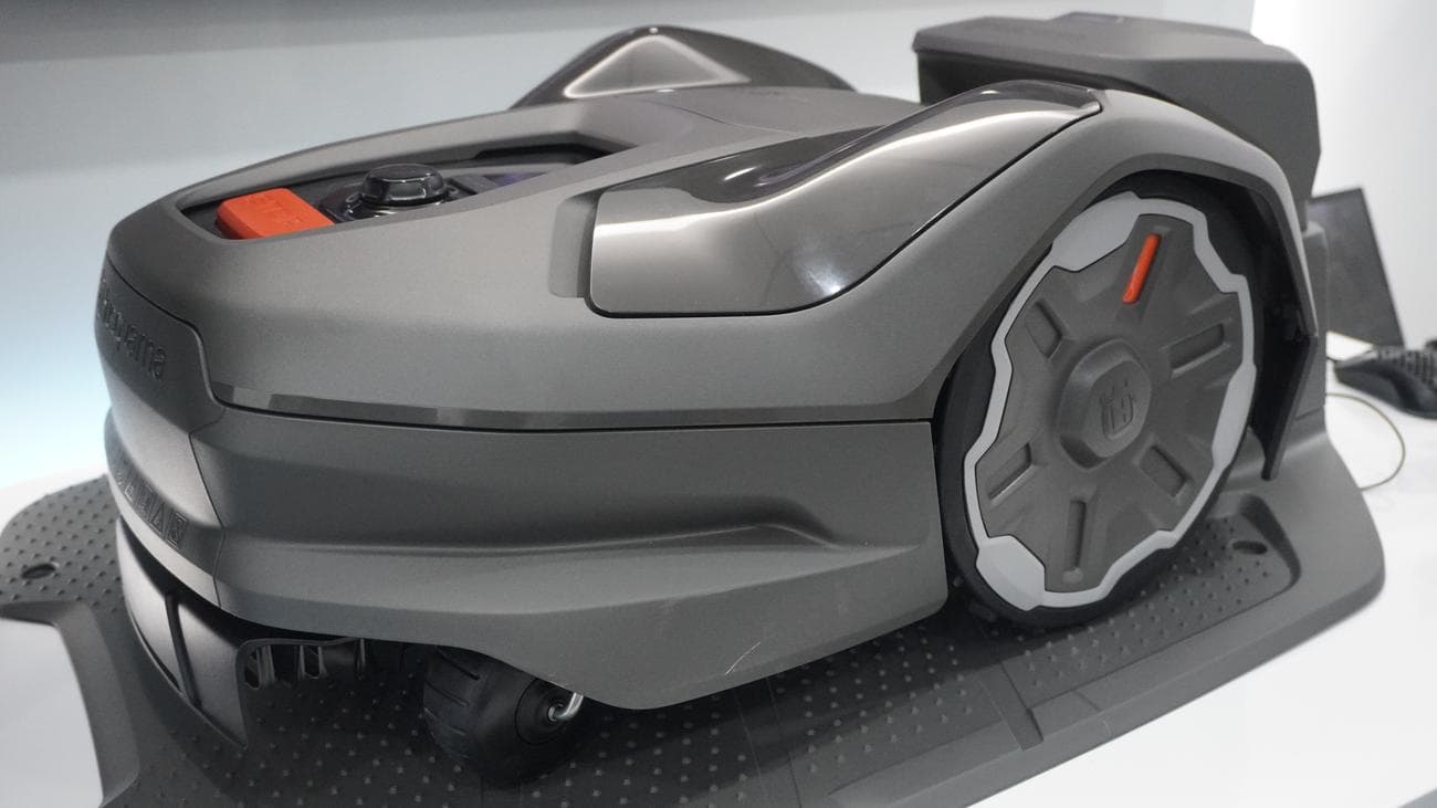 χαμός που τρέχει σε χλοοκοπτικό husqvarna